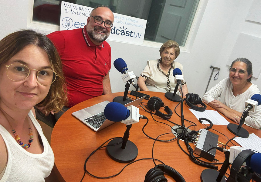 Jesús Peris i Maruja Pinto al estudi de ràdio